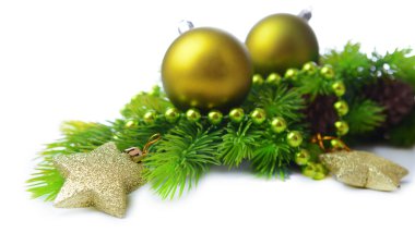 Noel topları ve çam ağacı, beyaz izole üzerinde dekoratif yıldız