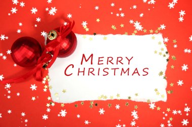güzel parlak Noel topları ve kırmızı zemin üzerine boş kartpostal