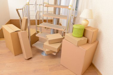 karton merdivenlerin yanında yığın: hareketli ev concept