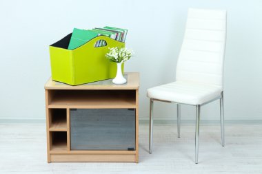 dergi ve başucundaki odasında yeşil kutusundaki klasörler