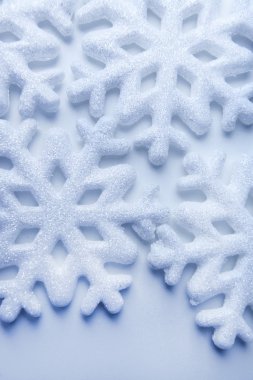 gri arka plan Christmas dekoratif kar tanesi