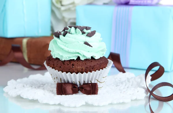 Välsmakande cupcake med gåvor på nära håll — Stockfoto