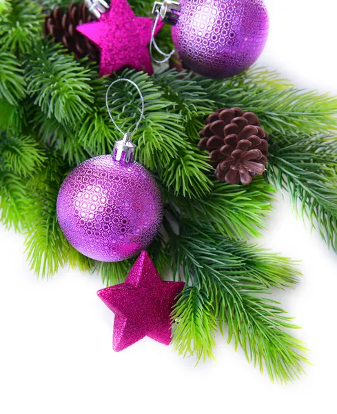 Bolas de Natal e estrelas decorativas em abeto, isolado em branco — Fotografia de Stock