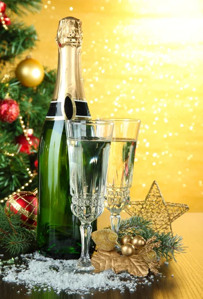 Composición con decoraciones navideñas y dos copas de champán, sobre fondo brillante — Foto de Stock