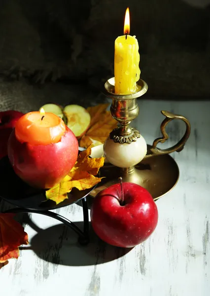 Composizione con mele e candele su tavolo di legno — Foto Stock