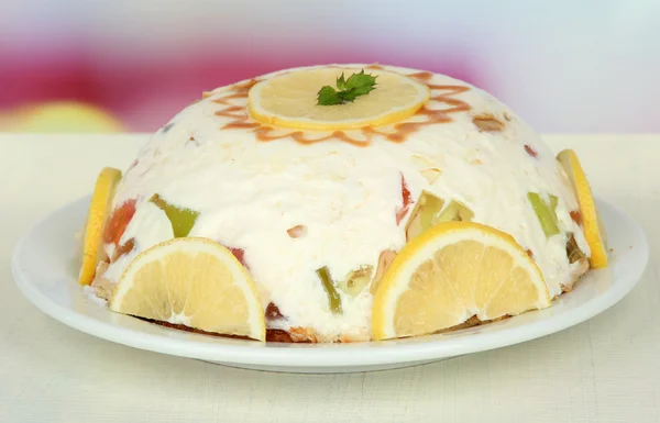 Deliziosa torta di gelatina sul tavolo su sfondo chiaro — Foto Stock