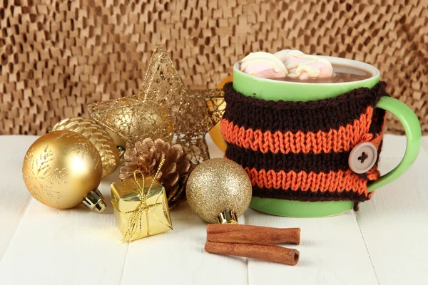 Cup 热可可与圣诞装饰品上棕色背景表格 — 图库照片
