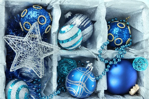 Juguetes de Navidad en caja de madera de cerca — Foto de Stock