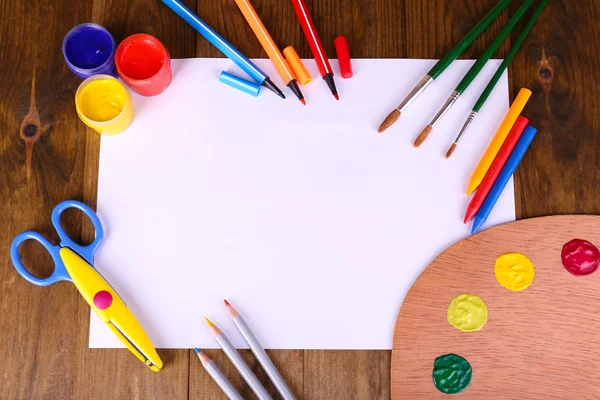 Komposition verschiedener kreativer Werkzeuge auf dem Tisch in Nahaufnahme — Stockfoto