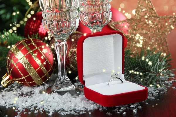 Composizione con decorazioni natalizie e due bicchieri di champagne, su sfondo luminoso — Foto Stock