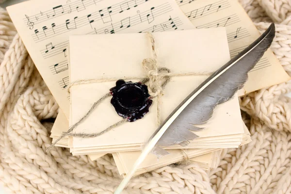 Stapel alter Briefe und Notenblätter auf weichem Schal — Stockfoto