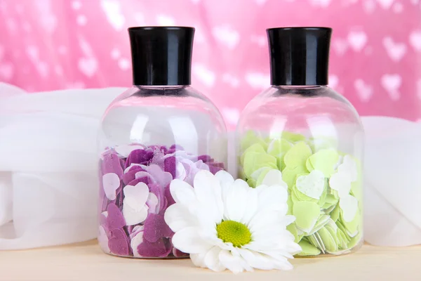 Aromaterapie minerály - barevné koupelová sůl na růžovém pozadí — Stock fotografie