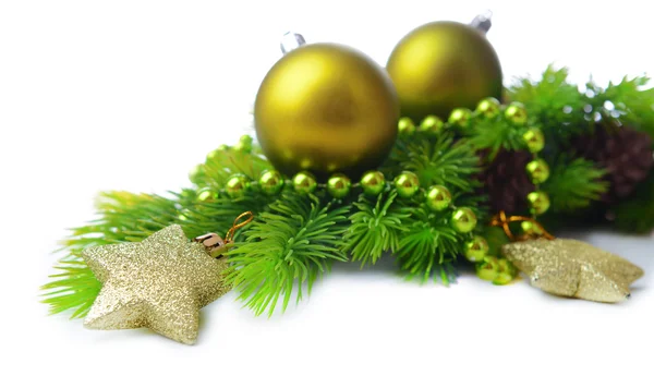 Kerstballen en decoratieve sterren op fir boom, geïsoleerd op wit — Stockfoto