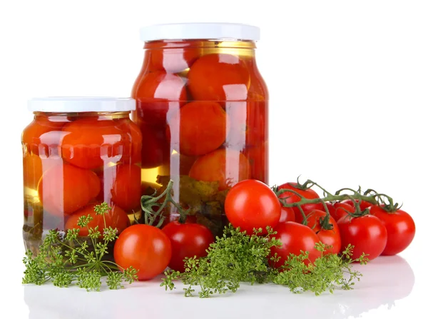 Sabrosos tomates enlatados y frescos, aislados en blanco —  Fotos de Stock