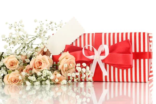 Caja de regalo y flores aisladas en blanco —  Fotos de Stock