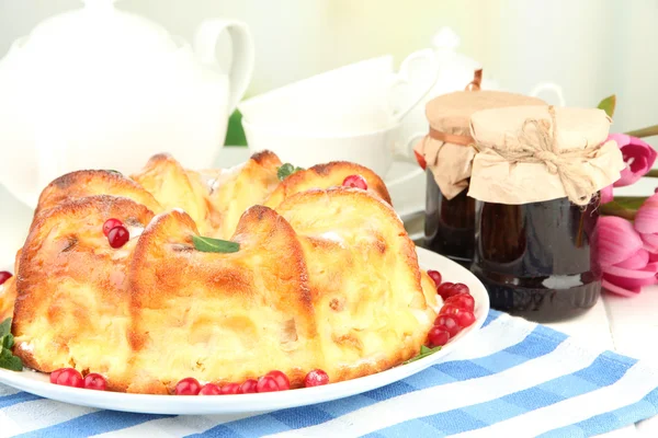 Tasty homemade cake with berries, on table — Stock Photo, Image