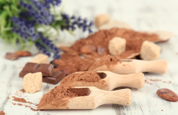 Cacao en polvo sobre mesa de madera —  Fotos de Stock