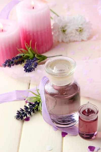 Bottiglia di vetro con essenza di colore, su sfondo di legno — Foto Stock