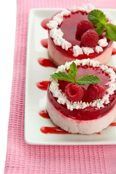 Delicious berry cakes on plate close-up — Stock Photo, Image