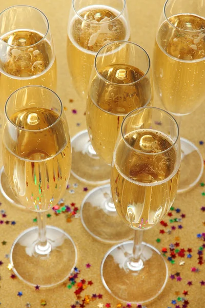 Bicchieri con champagne su sfondo lucido — Foto Stock