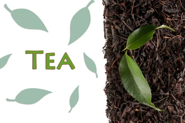Сухий чорний чай з зеленим листям, ізольований на білому — стокове фото