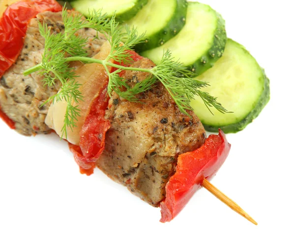 Смачне м'ясо та овочі на шампурі, ізольоване на білому — стокове фото