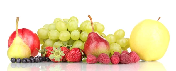 Mélange de fruits sucrés mûrs et de baies isolées sur blanc — Photo