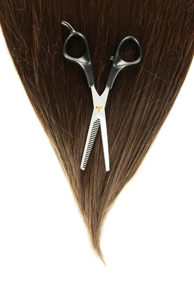 Блискуче коричневе волосся з ножицями ізольовано на білому — стокове фото