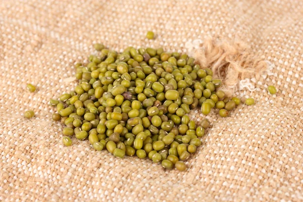 Mung beans on sackcloth background — Stock Photo, Image
