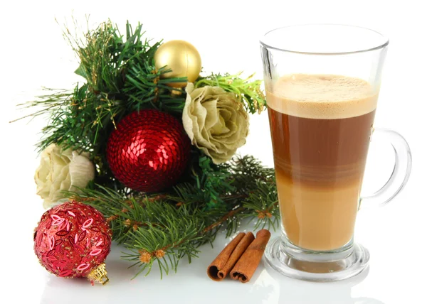 Tasse heißen Kaffee mit Weihnachtsdekoration isoliert auf weiß — Stockfoto