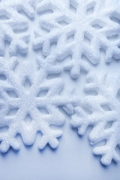 Floco de neve decorativo de Natal, em fundo cinza — Fotografia de Stock