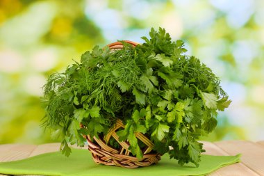 maydanoz ve dereotu doğal zemin üzerine ahşap masa üzerinde ahşap sepeti