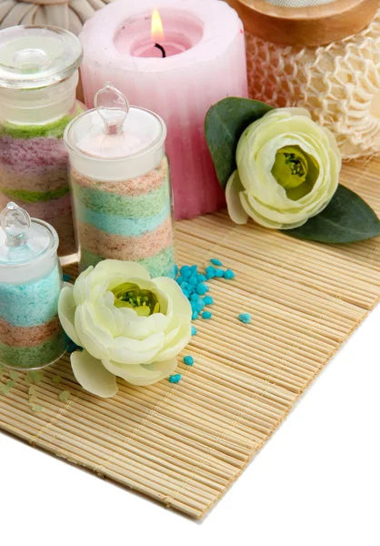 Sels aromatiques dans des bouteilles en verre et traitement spa, sur tapis de bambou, isolé sur blanc — Photo