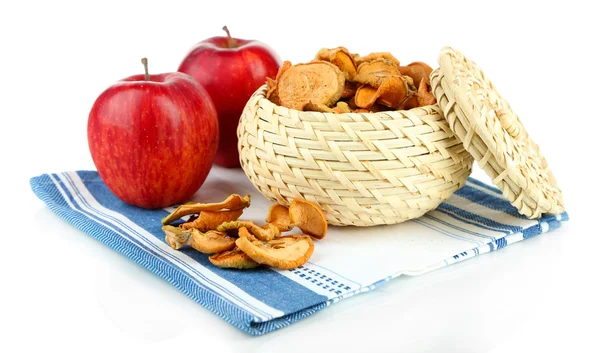 Gedroogde appels in rieten mand, geïsoleerd op wit — Stockfoto