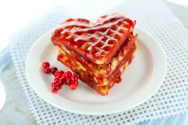 Gaufres belges sucrées à la confiture, isolées sur blanc — Photo