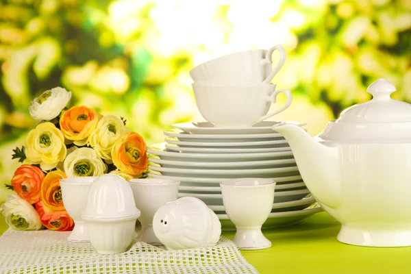 Muchos platos hermosos en mesa de madera sobre fondo natural — Foto de Stock