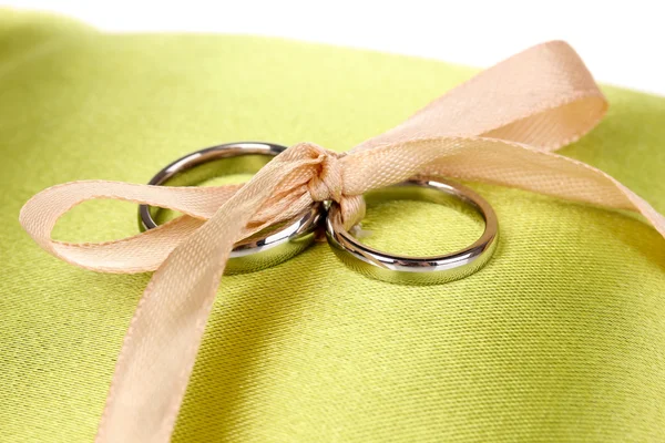 Wedding rings on satin pillow close-up — Stock Photo, Image