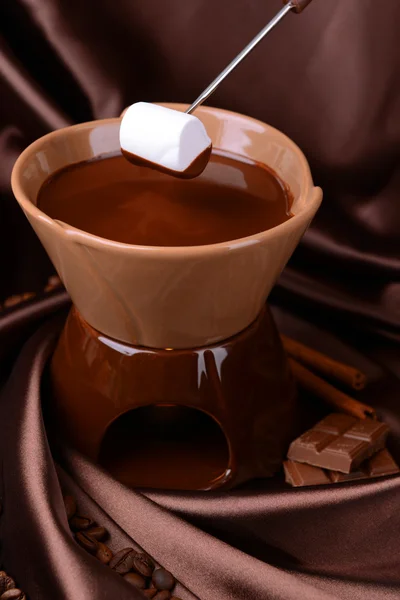 Chocolade fondue met marshmallow snoepjes, op bruine achtergrond — Stockfoto