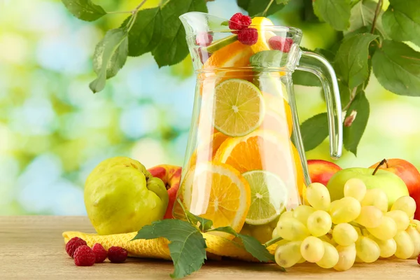 Jar met citrusvruchten en frambozen, op groene achtergrond — Stockfoto