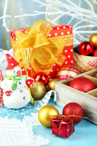 Hermosa composición de Navidad con juguetes de Navidad de cerca —  Fotos de Stock