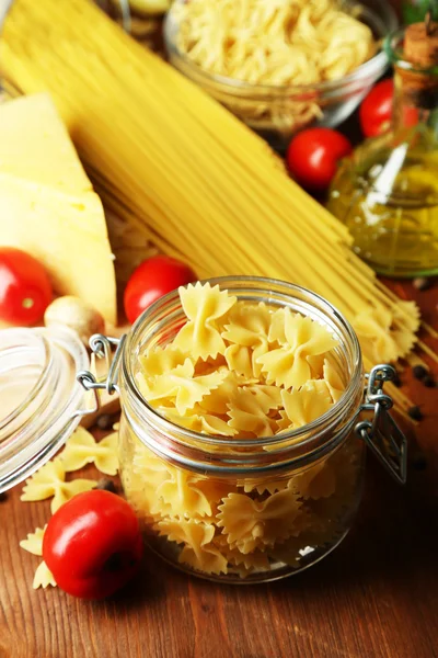 Pasta con aceite, queso y verduras en la mesa de madera de cerca — Foto de Stock