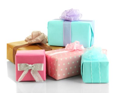 güzel parlak hediyeler, üzerinde beyaz izole