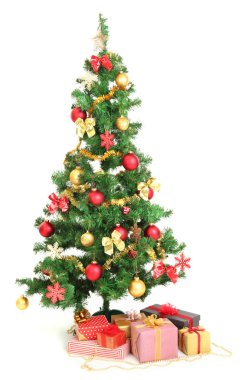 beyaz izole hediyeler ile dekore edilmiş Noel ağacı