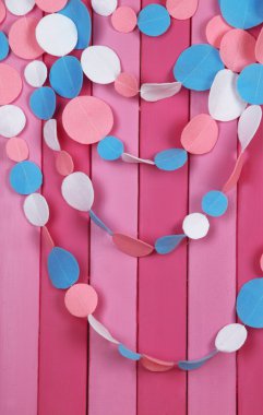 Ahşap arka plan üzerinde dekoratif keçe çelenk