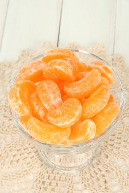 Açık renkli cam kase lezzetli mandarine'nın dilimleri