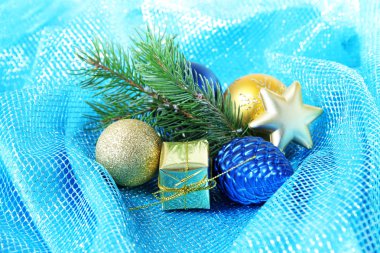 mavi bir bez üzerinde güzel bir Noel dekor