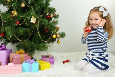 küçük kız odasında baubles ile Noel ağacı süsleme