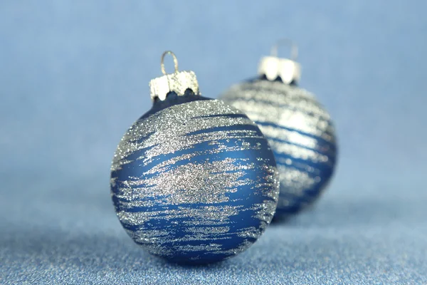 Рождественские шары на голубом фоне — стоковое фото