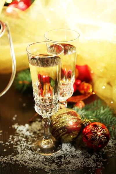 Komposition med juldekorationer och två champagneglas, på ljus bakgrund — Stockfoto