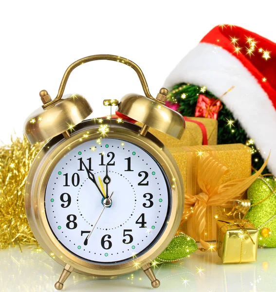 Komposition von Uhr und Weihnachtsschmuck isoliert auf weiß — Stockfoto